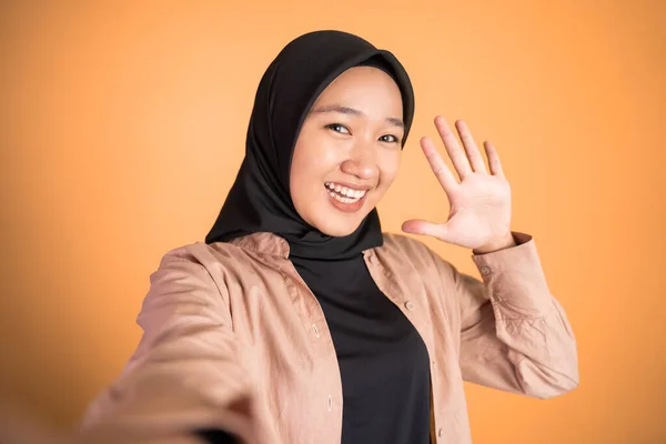 Donna in hijab in possesso di uno smartphone per selfie — Foto Stock