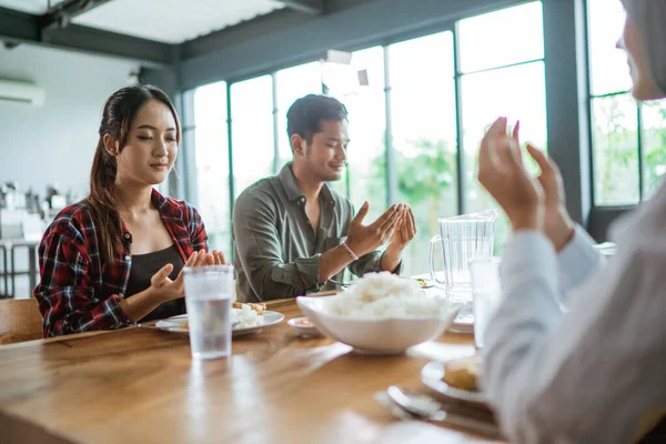 Barátok szórakozás együtt ebédelni otthon a hagyományos ételeket — Stock Fotó