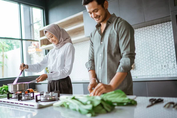 一对浪漫的年轻的穆斯林夫妇在家里做饭很开心 — 图库照片
