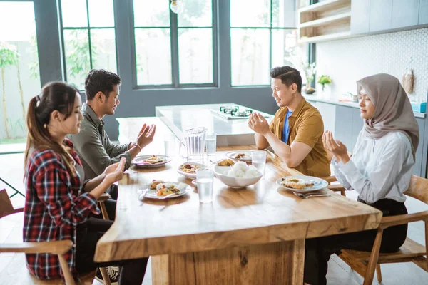 Asian young people eating lunch together in the kitchen — Stock Photo, Image