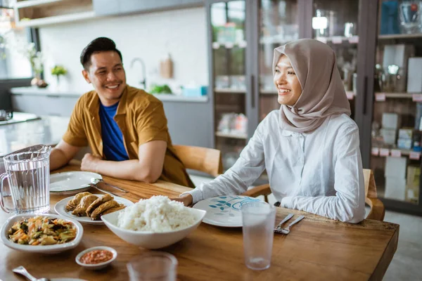 Asiático jovens almoçando juntos na cozinha — Fotografia de Stock