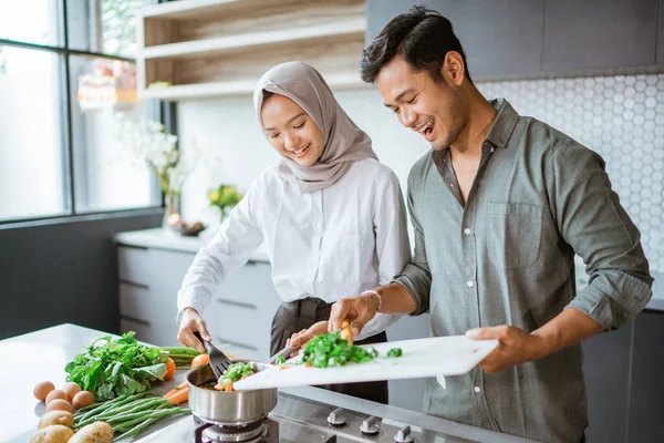 Belo jovem casal muçulmano cozinhar juntos — Fotografia de Stock