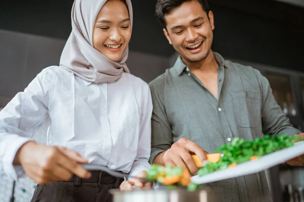年轻貌美的穆斯林夫妇一起做饭 — 图库照片