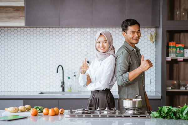 Романтична молода мусульманська пара отримує задоволення від приготування їжі вдома — стокове фото