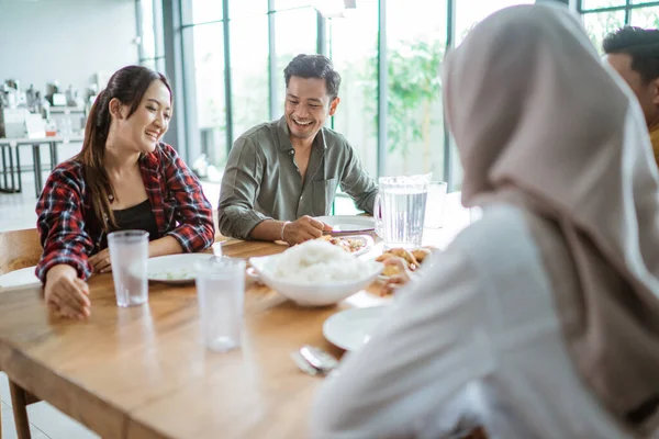 友達は伝統的な食べ物と一緒に家で一緒に昼食を食べています — ストック写真