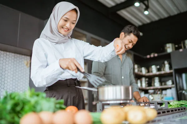 Красивая молодая мусульманская пара готовит вместе — стоковое фото