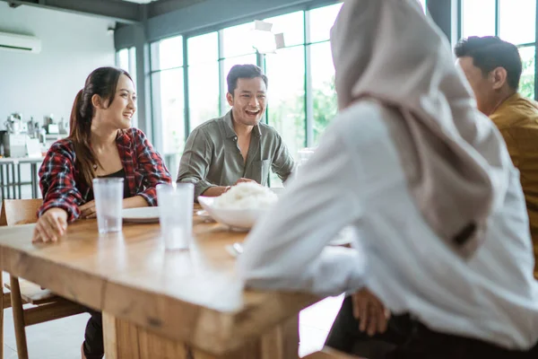 Aziatische jongeren eten samen lunch in de keuken — Stockfoto