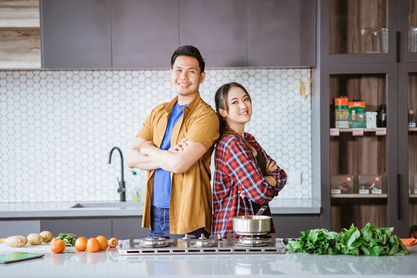 Couple asiatique se préparant à cuisiner dans la cuisine ensemble — Photo