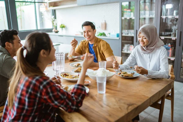 Amigos se divertindo almoçando juntos em casa com comida tradicional — Fotografia de Stock