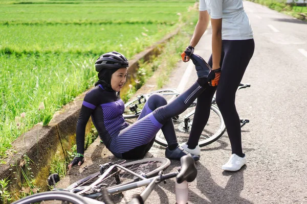 Cyklista má křeče v nohách při jízdě v dopoledních hodinách — Stock fotografie