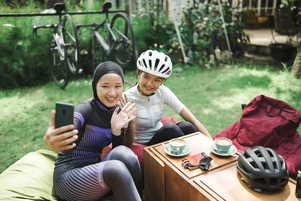 Bellissimo ciclista prendersi una pausa al caffè e scattare foto insieme — Foto Stock