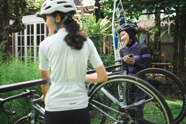 Ženský cyklista pověsit své kolo na stojan na kolo — Stock fotografie