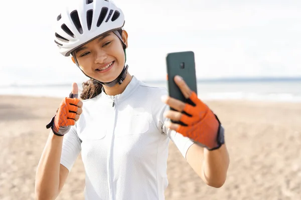 Mulher asiática ciclista tirar selfie usando telefone inteligente — Fotografia de Stock