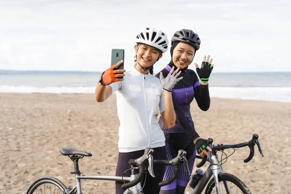 Mujer musulmana ciclista tomando foto selfie juntos en la playa — Foto de Stock