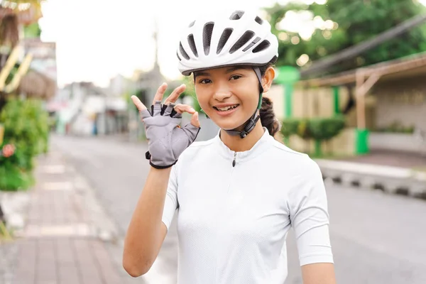 Hermosa asiático carretera bicicleta ciclista mostrando pulgar arriba — Foto de Stock