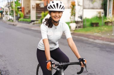 Şehir caddesinde bisiklet süren güzel bir bisikletçi.