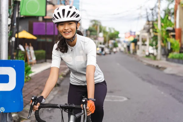 Krásný cyklista jízda na silničním kole ve městě ulici — Stock fotografie
