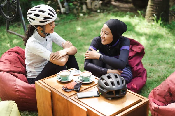 Pengendara sepeda asia minum kopi di kafe setelah bersepeda — Stok Foto