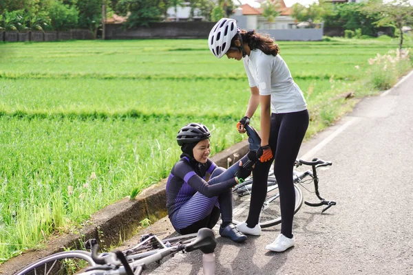 Cyklista má křeče v nohách při jízdě v dopoledních hodinách — Stock fotografie