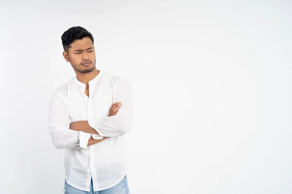 Triste asiático jovem homem vestindo branco camisa com braços cruzados — Fotografia de Stock