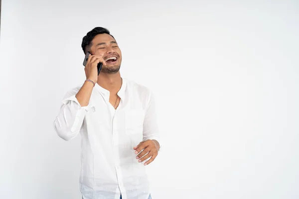 Mladý asijský muž smích při telefonování — Stock fotografie