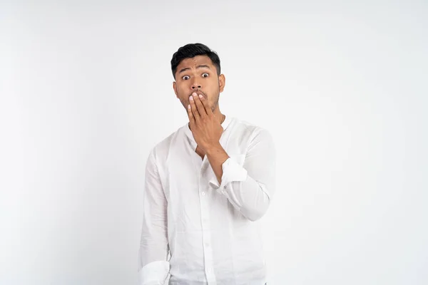 Překvapený mladý muž s vypoulenýma očima a rukama zakrývajícími ústa — Stock fotografie