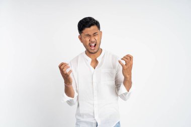 İki elinde de sinirli ifadesi olan bunalımlı bir adam.