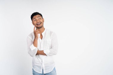 Parmakla işaret eden Asyalı genç adam işaret bulma fikri