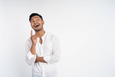 Fikri bulmak için parmak gösteren Asyalı genç bir adam.