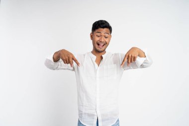 Heyecanlı Asyalı genç adam iki parmağını aşağıya kaldırdı.