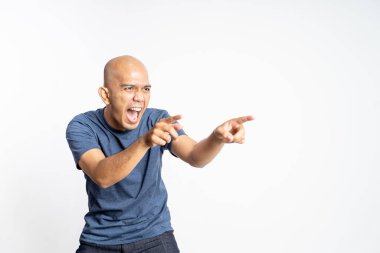 Asyalı kel adam iki parmağını gösterip gülüyordu.