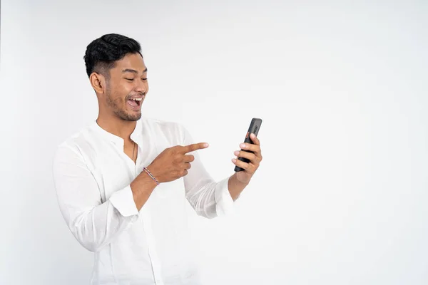 Opgewonden aziatische jonge man verrast bij het kijken naar het scherm — Stockfoto