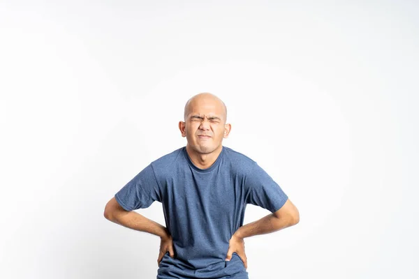 Asijské plešatý muž s bolestí břicha pocit zvrácený — Stock fotografie