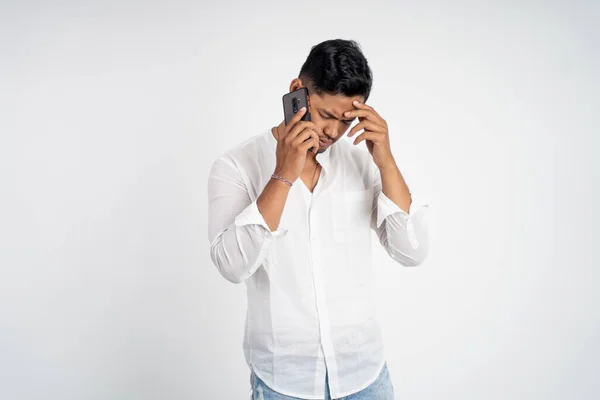 Smutný mladý muž telefonuje s copyspace — Stock fotografie