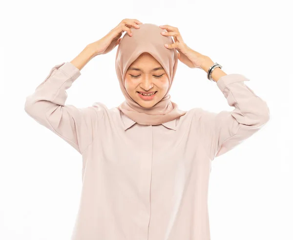 Mujer asiática en hijab sosteniendo y rascarse la cabeza — Foto de Stock
