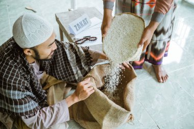 Mübarek bayramında pirinç bağışları sadaka olarak kullanıldı.