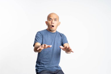 Şok olmuş kel bir adam ve şişkin gözleri var.