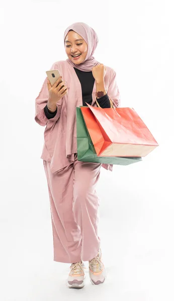 Muslim woman shopping hold mobile phone or smartphone — ストック写真