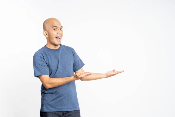 Homem careca sorrindo com ambas as mãos apresentando algo — Fotografia de Stock