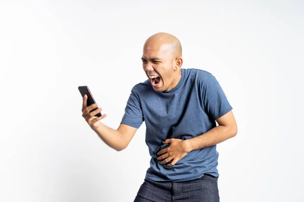 Glad asiatisk skallig man tittar på en mobiltelefon — Stockfoto