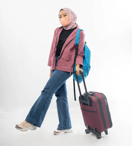 Hijab-Frau, die mit Pass, Ticket, Koffer und Rucksack unterwegs ist — Stockfoto