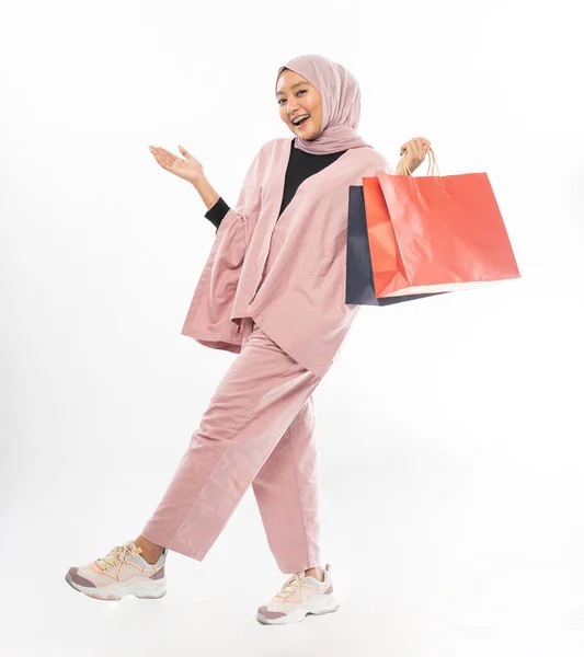 Bela jovem muçulmano mulher feliz segurando um saco de compras — Fotografia de Stock