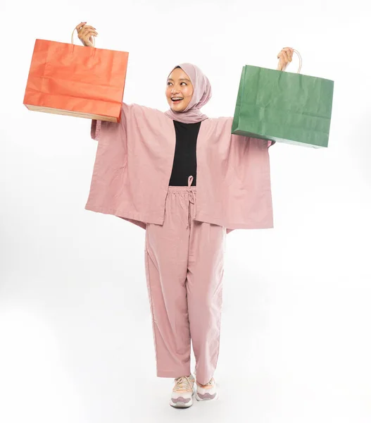 Mooie jonge moslim vrouw gelukkig met het vasthouden van een boodschappentas — Stockfoto
