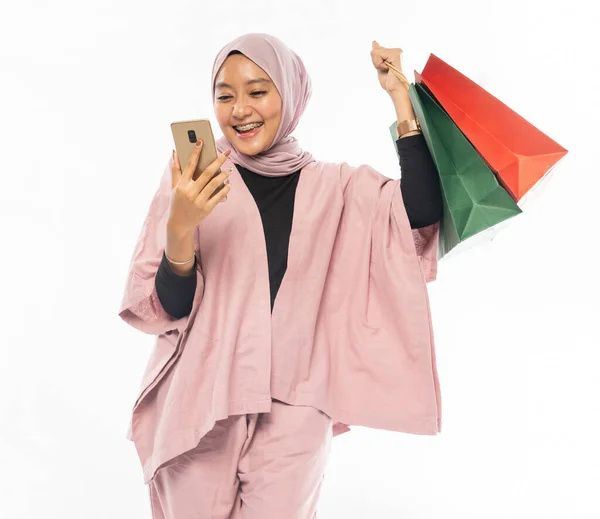 Tesettürlü güzel Asyalı Müslüman kadın, alışveriş çantası tutarken kolunu kaldır. — Stok fotoğraf