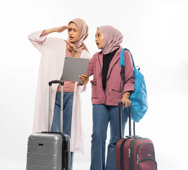 年轻的穆斯林妇女准备在节日期间度假 — 图库照片