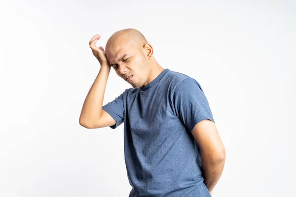 Smutný plešatý muž drží svou holou hlavu na izolovaném pozadí — Stock fotografie