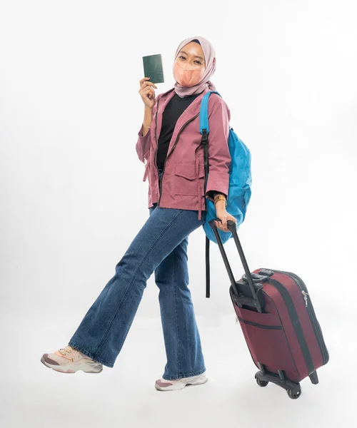 Hijab mujer viajando con pasaporte, billete, maleta y una mochila — Foto de Stock
