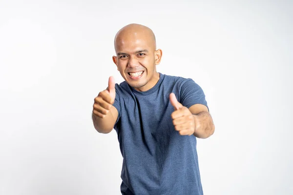 Sorrindo asiático careca homem mostrando dois polegares para cima enquanto de pé — Fotografia de Stock