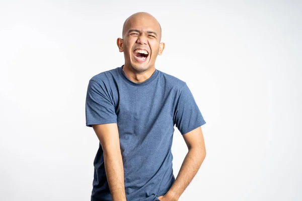 Plešatý muž se směje s otevřenými ústy, zatímco stojí — Stock fotografie