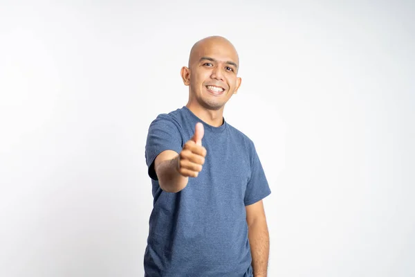 Sorrindo asiático careca homem mostrando polegares para cima enquanto de pé — Fotografia de Stock
